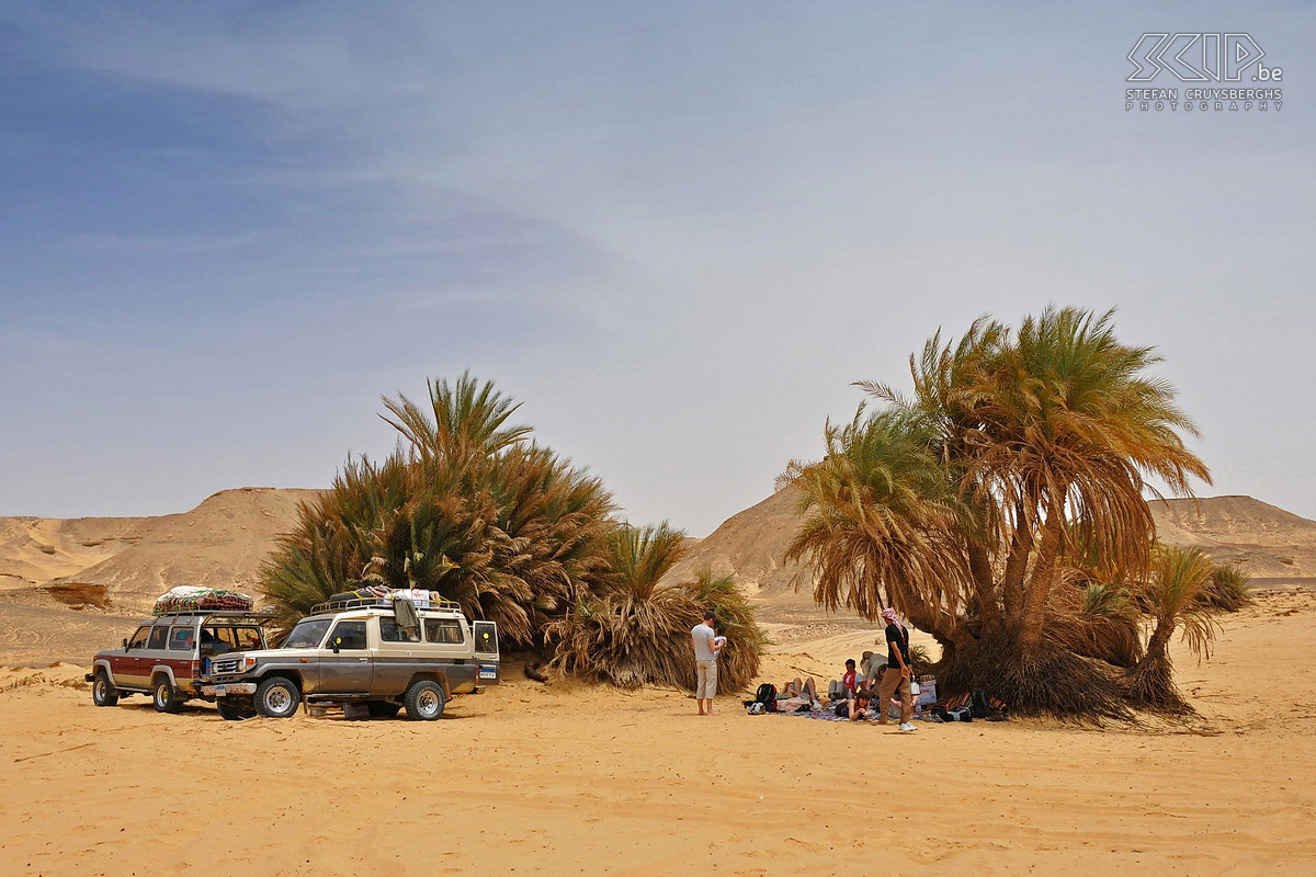 Ain El Maqfi Aan de zeer kleine oase van Ain El Maqfi wachten de jeeps ons op. We eten en rusten er tijdens de zeer warme middaguren. Stefan Cruysberghs